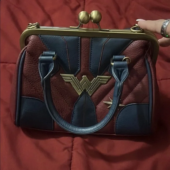 Wonder Woman Inspired Leather Handbag - Picture 2 of 3